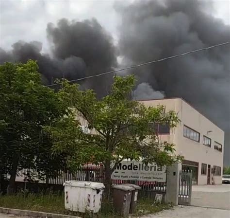 incendio manoppello scalo oggi|Incendio in una fabbrica di Manoppello, i sindaci: tenete le finestre ...